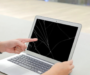 【MacBook Air M1/M2】薄型ゆえの悲劇……画面の隙間に「小銭やペン」を挟んで閉じた液晶割れの修理リアル
